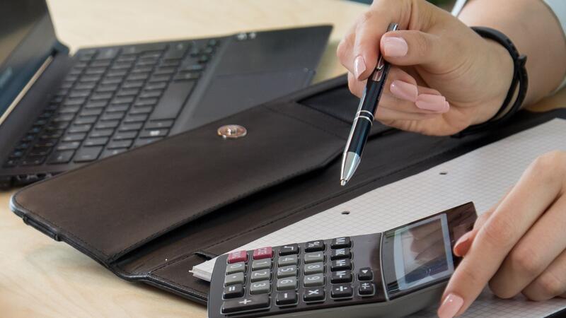 Können Sie sich eine Immobilie leisten? Taschenrechner raus: Bei der Finanzierung von Eigentum dreht sich alles um Zahlen.
