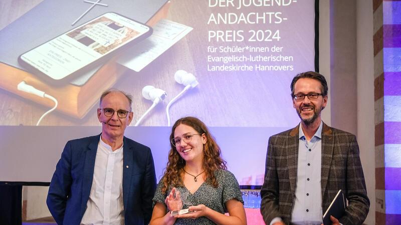 Tasja Herda predigt ausgezeichnet auf Instagram Tasja Herda erhielt den zweiten Preis für ihre Andacht auf Instagram von Landesbischof Ralf Meister (l.) und Pastor Michael Grimmsmann überreicht.