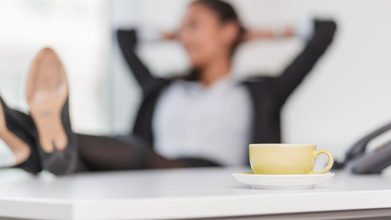 Gute Gewohnheiten: 5 Strategien, um besser zu arbeiten Tasse Kaffee gefällig? Schon eine kleine Belohnung ist eine gute Motivation.