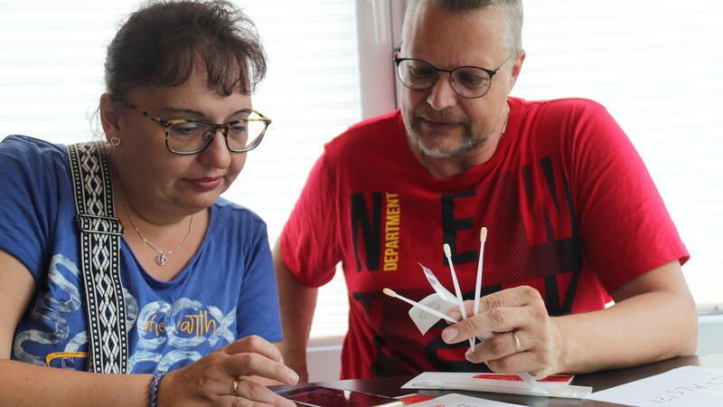 Leukämie: 350 Spender wollen Julian (13) aus Langelsheim helfen Tatjana und Frank Opitz aus Astfeld bei der Probenentnahme.