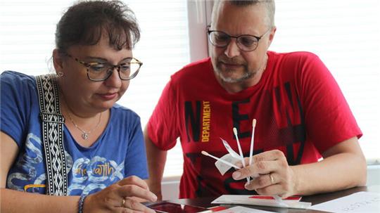 Tatjana und Frank Opitz aus Astfeld bei der Probenentnahme.