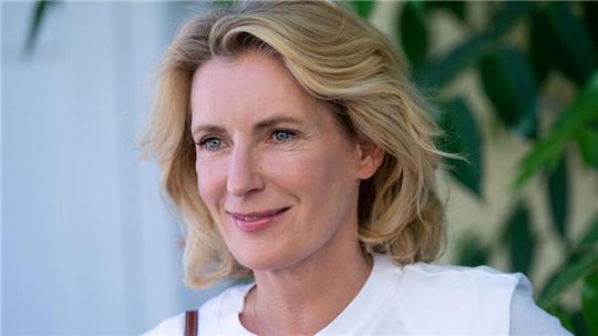 „Tatort“-Kommissarin Charlotte Lindholm (Maria Furtwängler) zieht es in ihrem ersten Fall nach dem Wechsel von Göttingen zum Landeskriminalamt in Hannover ins Alte Land südlich von Hamburg.