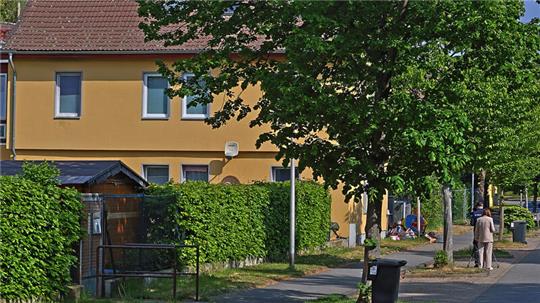 Tatort am Müllerkamp: Ein Kamerateam von RTL dreht am Haus, in dem der Angriff auf die Frau erfolgte.