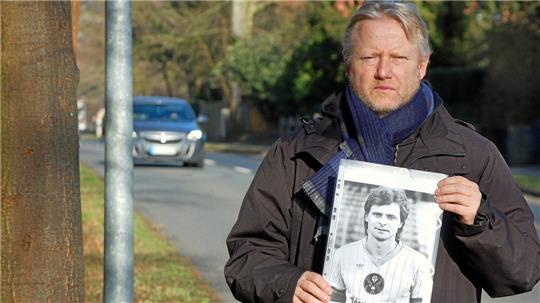 Tatort oder Unglücksort: Heimatpfleger Thorsten Wendt an der Unfallstelle. Hier initiierte er gemeinsam mit Eintracht und Stadt Braunschweig die Gedenktafel für Lutz Eigendorf. Foto: Henning Thohaben