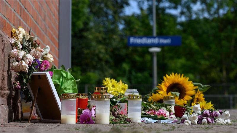 Mädchen vor Zug gestoßen - Beschuldigter äußert sich nicht Tatort war das Gleis am Bahnhof in Friedland.