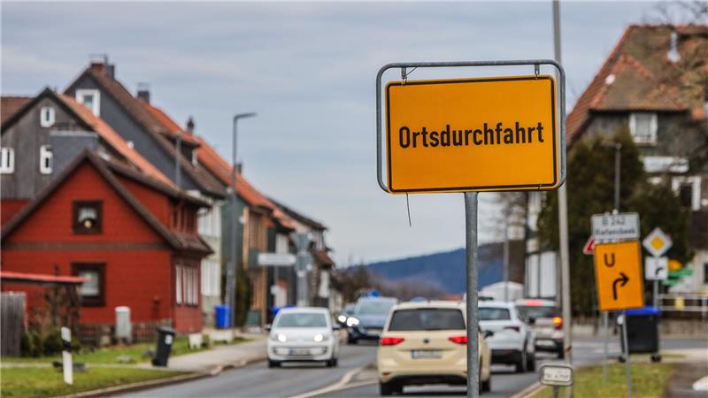 Das Bild zeigt ein Schild mit dem Wort Ortsdurchfahrt. Das Schild sieht man, wenn man von Osterode aus in Richtung Clausthal-Zellerfeld fährt.