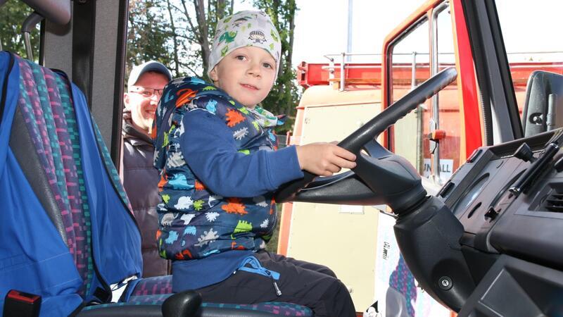 Tatü-tata... Kiga-Kind Yannik kann es kaum abwarten, der Döhrener Feuerwehr beizutreten. Samstag nutzte er schon mal die Gelegenheit, hinter dem Steuer des Einsatzfahrzeugs Platz zu nehmen.