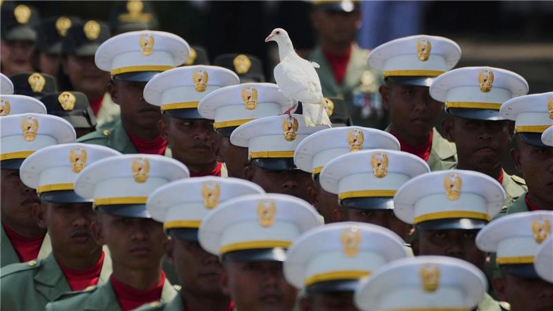 Bilder des Tages Taube landet auf Soldatenhut bei Indonesiens Unabhängigkeitsfeier