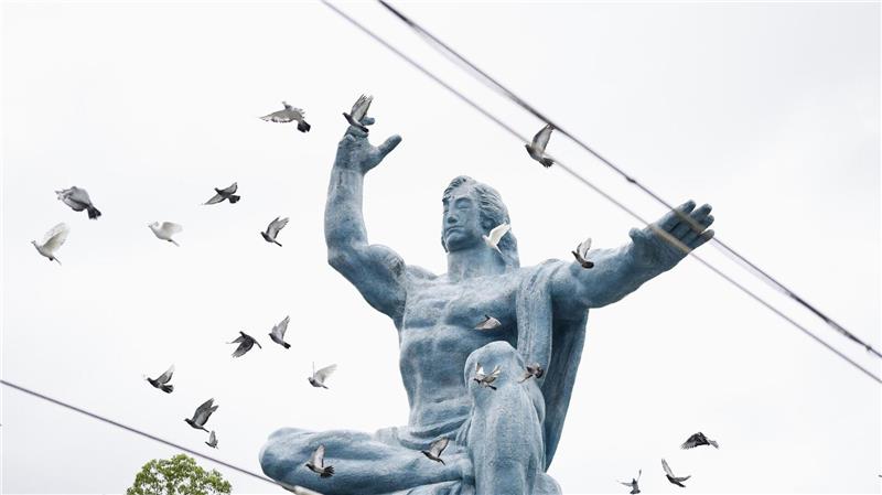 Tauben fliegen während einer Gedenkzeremonie im Friedenspark anlässlich des 80. Jahrestages des Atombombenabwurfs auf die südwestjapanische Stadt Nagasaki.