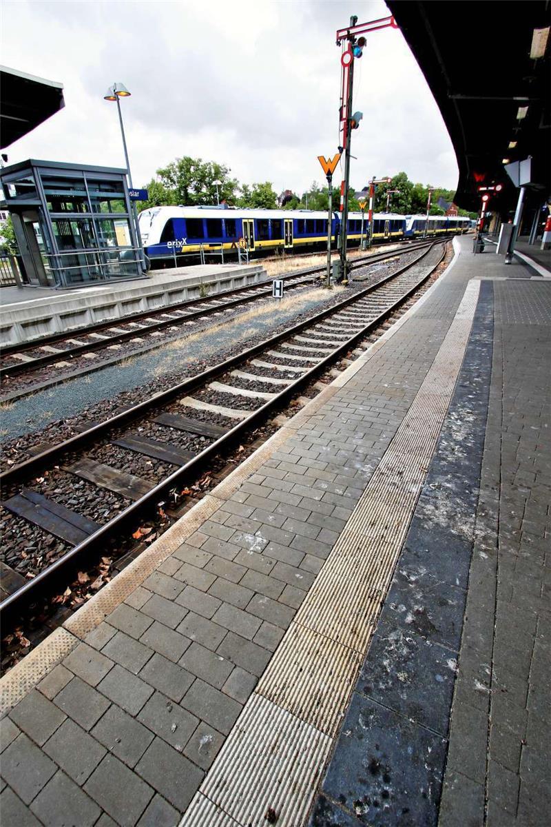Taubenkot auf Goslars Bahnsteigen – ein bekanntes, aber hartnäckiges Problem, das unter anderem mit Netzen bekämpft wird. Foto: Epping