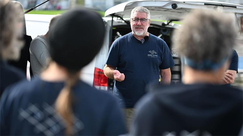 Taucher Derk Remmers gibt seinen Teamkollegen vor der Bergungsaktion Hinweise. 