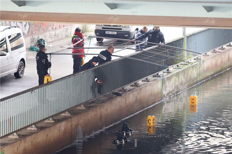 Nach Leichenteile-Fund: Klärt Polizei Mordfall von 2013 auf? Taucher der Hamburger Polizei bei der Suche in einem Kanal in Wilhelmsburg. Ein Angler hatte hier eine Tüte mit menschlichen Überresten entdeckt.
