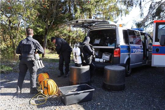 Taucher der Polizei bereiten sich auf ihren Einsatz in der Okertalsperre vor. Foto: Neuendorf