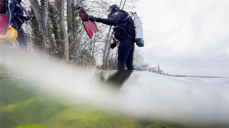 Rätsel um Tote im Steinhuder Meer weiterhin ungeklärt Taucher der Zentralen Polizeidirektion Hannover hoffen auch neue Hinweise, um die Tote identifizieren zu können.
