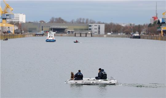 Taucher mit Sonar, Leichenspürhunde und Sonarboote suchen nach der vermissten Schwangeren im Nürnberger Hafen. Die Staatsanwaltschaft hat inwischen Anklage erhoben.