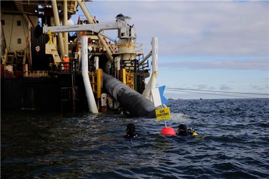 Taucher von Greenpeace protestieren  nahe des Verlegeschiffs «Castoro 10» gegen den Bau einer Pipeline für das geplante Rügener LNG-Terminal.