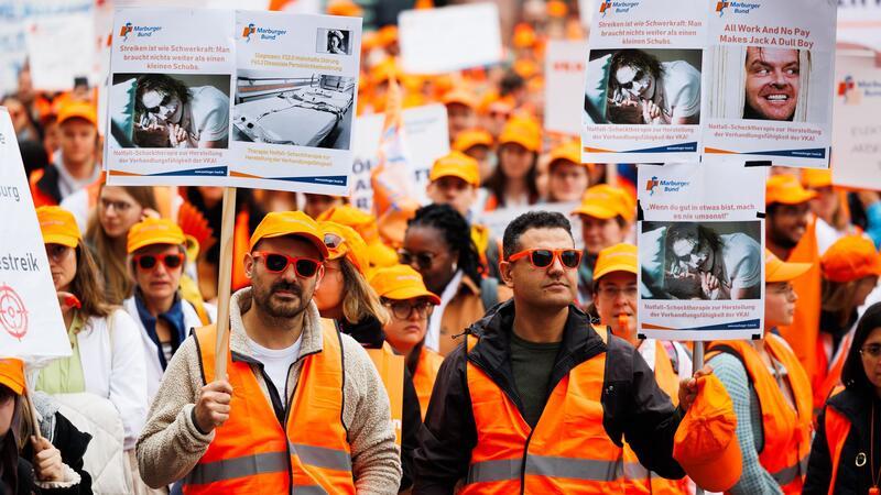 Ärzte fordern bei Kundgebung bessere Arbeitsbedingungen Tausende Ärztinnen und Ärzte demonstrieren auf dem Römerberg.