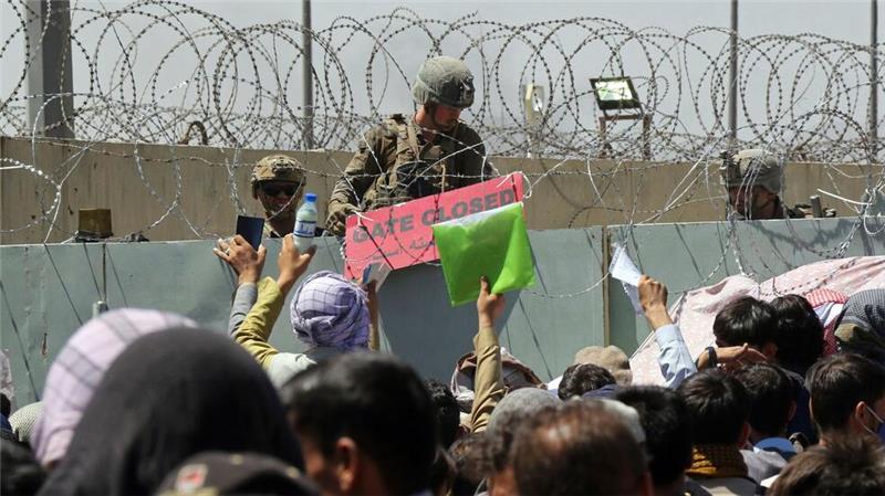 Tausende Afghanen versuchten im August 2021 nach der Machtübernahme durch die Taliban in Kabul auf den Flughafen zu gelangen, um das Land zu verlassen.