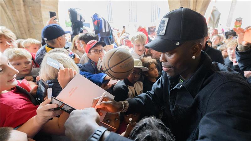 Tausende Basketball-Fans feierten Dennis Schröder in Braunschweig.