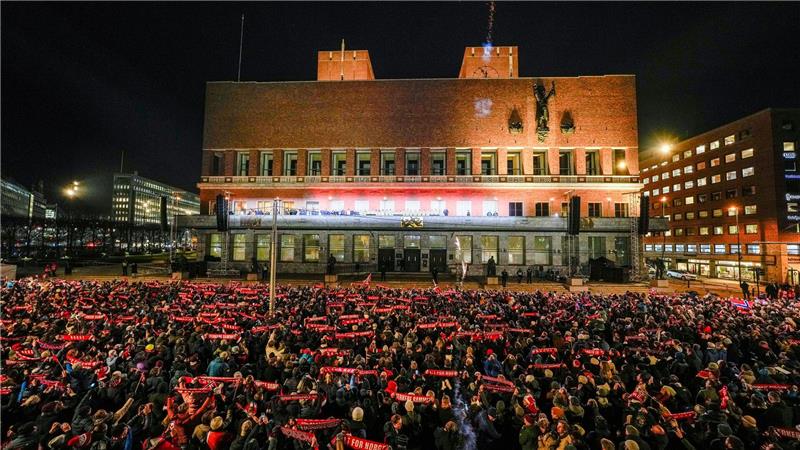 Tausende Fans jubeln der Nationalmannschaft in Oslo zu.