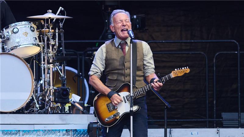 Metallteil fällt bei Springsteen-Konzert von Decke Tausende Fans sind bei dem Konzert von Bruce Springsteen in Gelsenkirchen. (Archivbild)