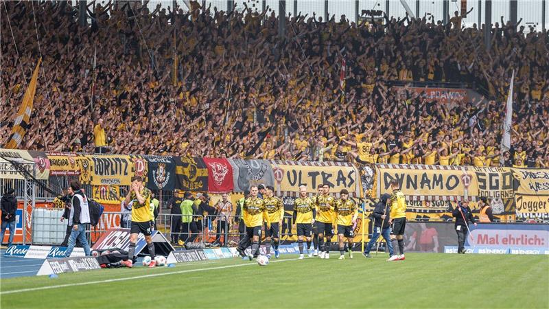 Heimsieg: Braunschweig verhindert vorzeitige Dynamo-Rettung Tausende Fans von Dynamo Dresden beim Spiel in Braunschweig.