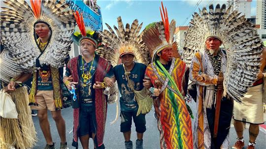 Tausende Indigene und internationale Klimaschützer zogen durchs Zentrum der Millionenstadt Belém.