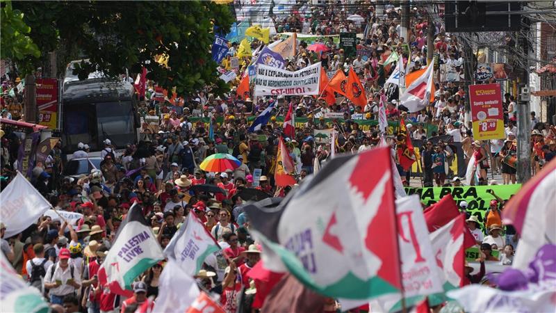 Klimagipfel in Brasilien: Tausende gehen auf die Straße Tausende Indigene und internationale Klimaschützer zogen durchs Zentrum der Millionenstadt Belém.