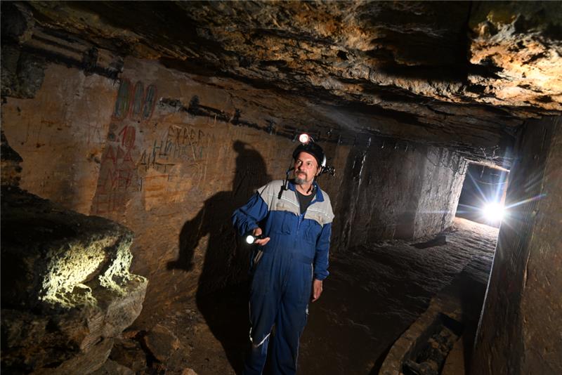 Im Tunnel-Labyrinth von Odessa Tausende Kilometer Stollen liegen unter der ukrainischen Hafenstadt Odessa. Alexander Ladnyuk zeigt, wie sie nun als Bunker benutzt werden. Foto: Reto Klar