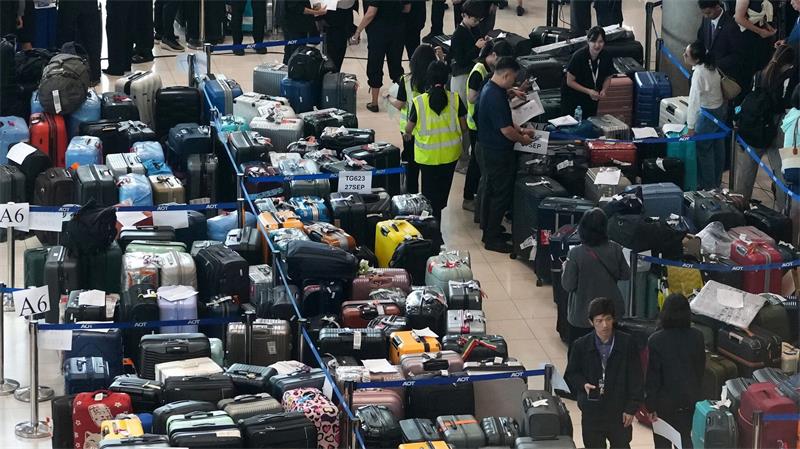 Tausende Koffer warteten am Flughafen Bangkok auf ihre Bearbeitung.