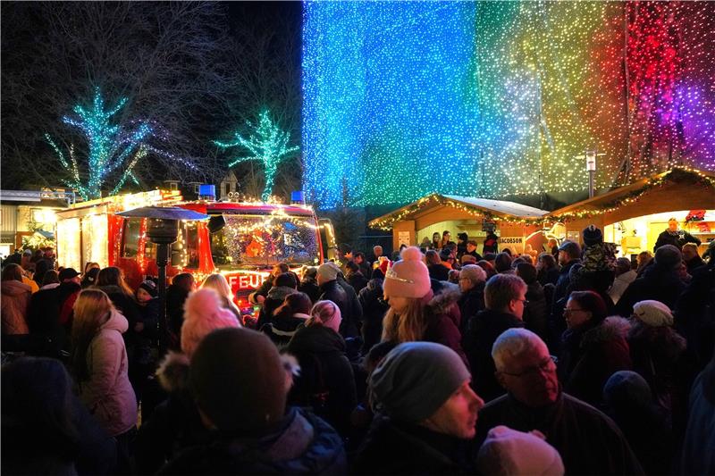 Weihnachtsmarkt in Seesen: Jetzt beginnt der „Lichterzauber“ Tausende LEDs erhellen den Platz vor dem Jacobson-Haus. Regelmäßig wechseln sie ihre Farbe oder leuchten einzeln auf, wie Sterne am Himmel. Fotos: Bode
