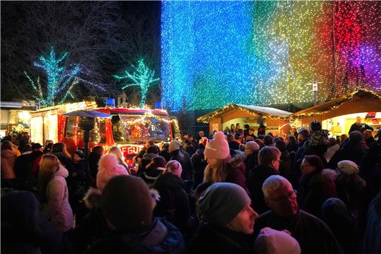 Tausende LEDs erhellen den Platz vor dem Jacobson-Haus. Regelmäßig wechseln sie ihre Farbe oder leuchten einzeln auf, wie Sterne am Himmel. Fotos: Bode