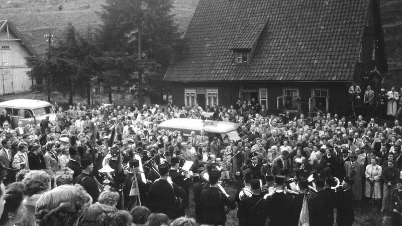 Tausende Menschen begleiten das Umsiedlungsfest.