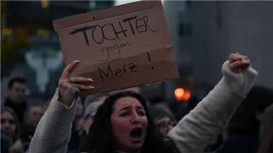 Tausende Menschen beim Protest vor der CDU-Zentrale. 