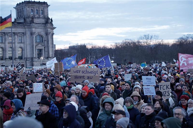 Hunderttausende demonstrieren gegen rechts Tausende Menschen demonstrieren in Berlin gegen gegen rechts.