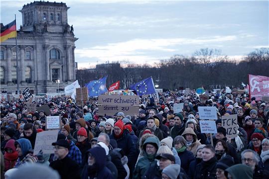 Tausende Menschen demonstrieren in Berlin gegen gegen rechts.