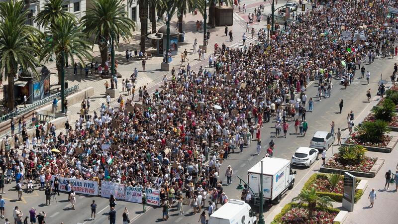 Auch in Málaga großer Protest gegen Massentourismus Tausende Menschen demonstrieren in Málaga gegen Massentourismus und hohe Mieten.