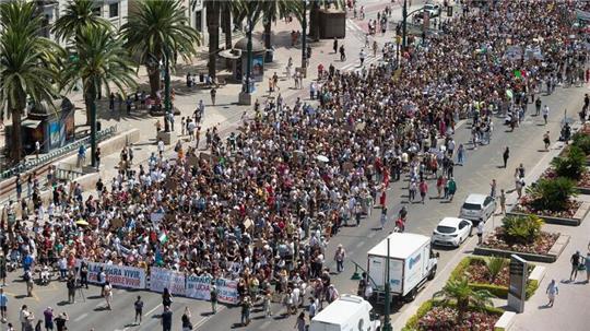 Tausende Menschen demonstrieren in Málaga gegen Massentourismus und hohe Mieten.