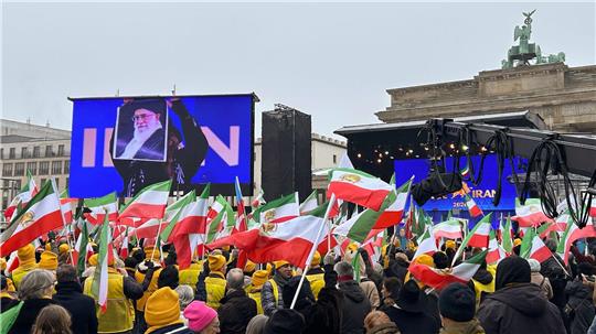Tausende Menschen demonstrieren vor dem Brandenburger Tor für Freiheit im Iran.