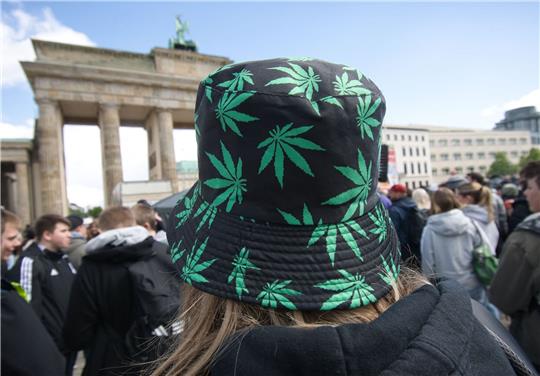 Tausende Menschen feierten am Brandenburger Tor bei der Kundgebung und dem Fest zur Legalisierung von Cannabis.
