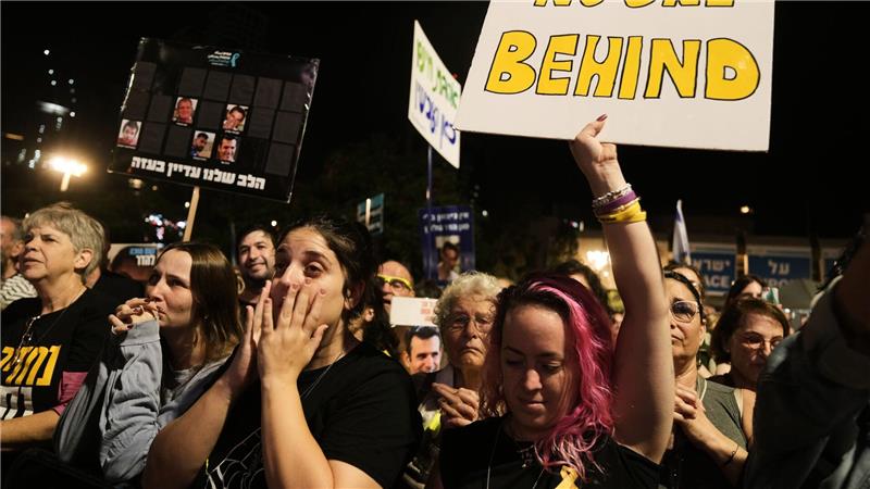 Frühere Hamas-Geiseln fordern Rückgabe restlicher Leichen Tausende Menschen forderten in Israel die Herausgabe der restlichen Geisel-Leichen.