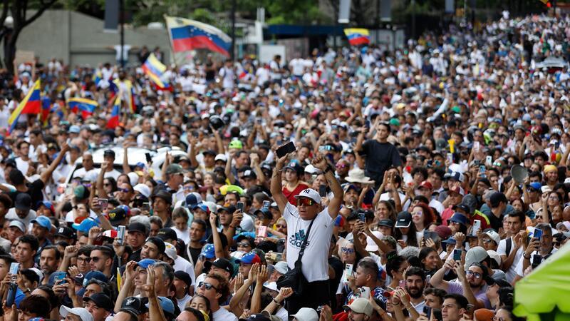 Venezuelas Opposition: „Maduros letztes Mittel ist Gewalt“ Tausende Menschen gehen gegen das offizielle Wahlergebnis auf die Straße.