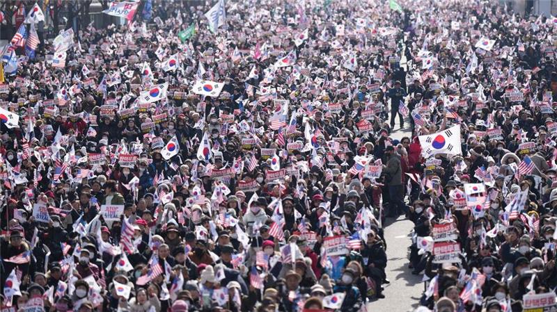 Südkoreas suspendierter Präsident Yoon muss in Haft bleiben Tausende Menschen gingen in Seoul für Yoon auf die Straße.