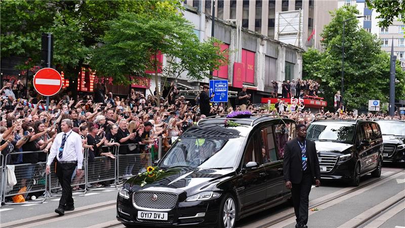 Tränen bei emotionaler Trauerfeier für Osbourne Tausende Menschen haben Abschied von Ozzy Osbourne genommen.