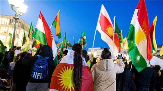 Tausende Menschen haben gegen die Angriffe auf Kurdinnen und Kurden in Nord- und Ostsyrien demonstriert. (Archivbild)