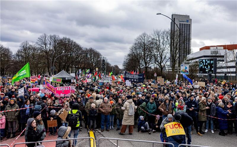 Tausende Menschen haben sich zu einer Demonstrationen gegen rechts in Hamburg versammelt.