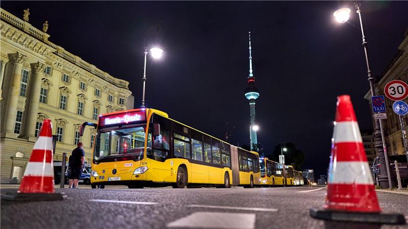 Experten: In Berlin-Mitte entdeckte Brandbombe ungefährlich Tausende Menschen in Berlin-Mitte haben am späten Abend ihre Wohnungen wegen eines Kriegsmunitions-Funds in der Spree verlassen müssen.