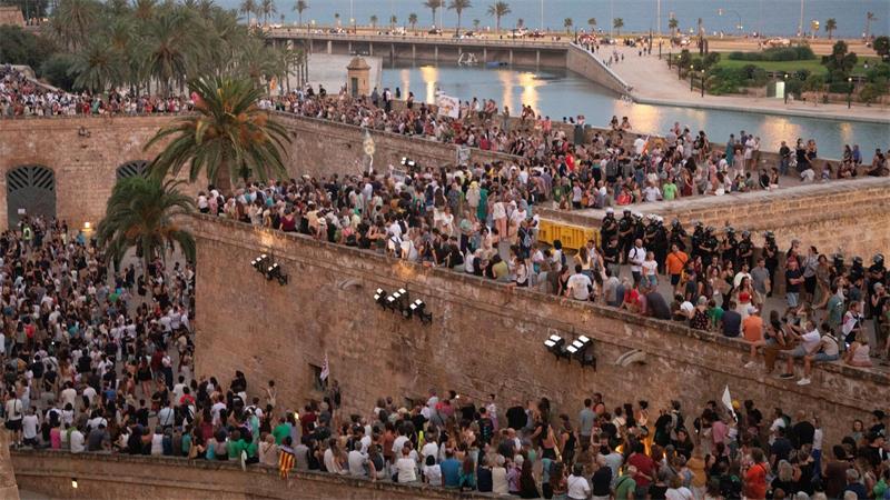 Tausende Menschen marschieren durch die Straßen von Palma de Mallorca.