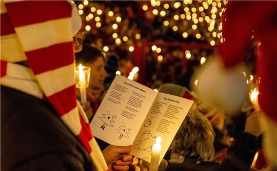 Tausende Menschen nehmen am Weihnachtssingen im Stadion An der Alten Försterei in Berlin teil.