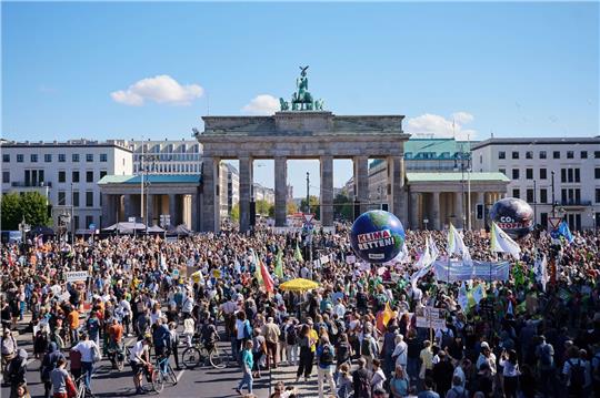Tausende Menschen nehmen an der Protestaktion der Klimaschutzbewegung Fridays for Future vor dem Brandenburger Tor teil.
